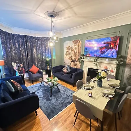 Family Four Bedroom Villa Near Oxford Street